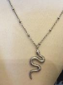 Collier court couleur argenté avec pendentif serpent 